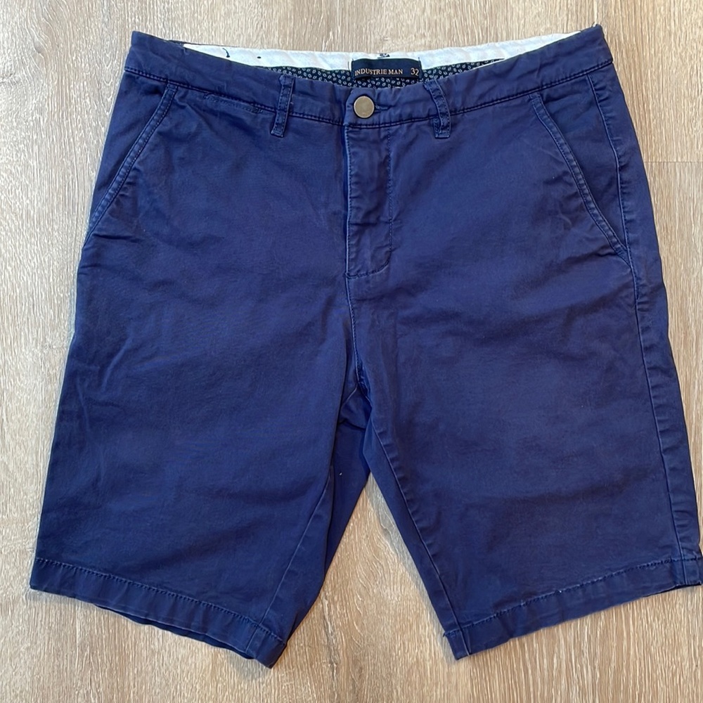 Industrie mens flat front shorts size 32